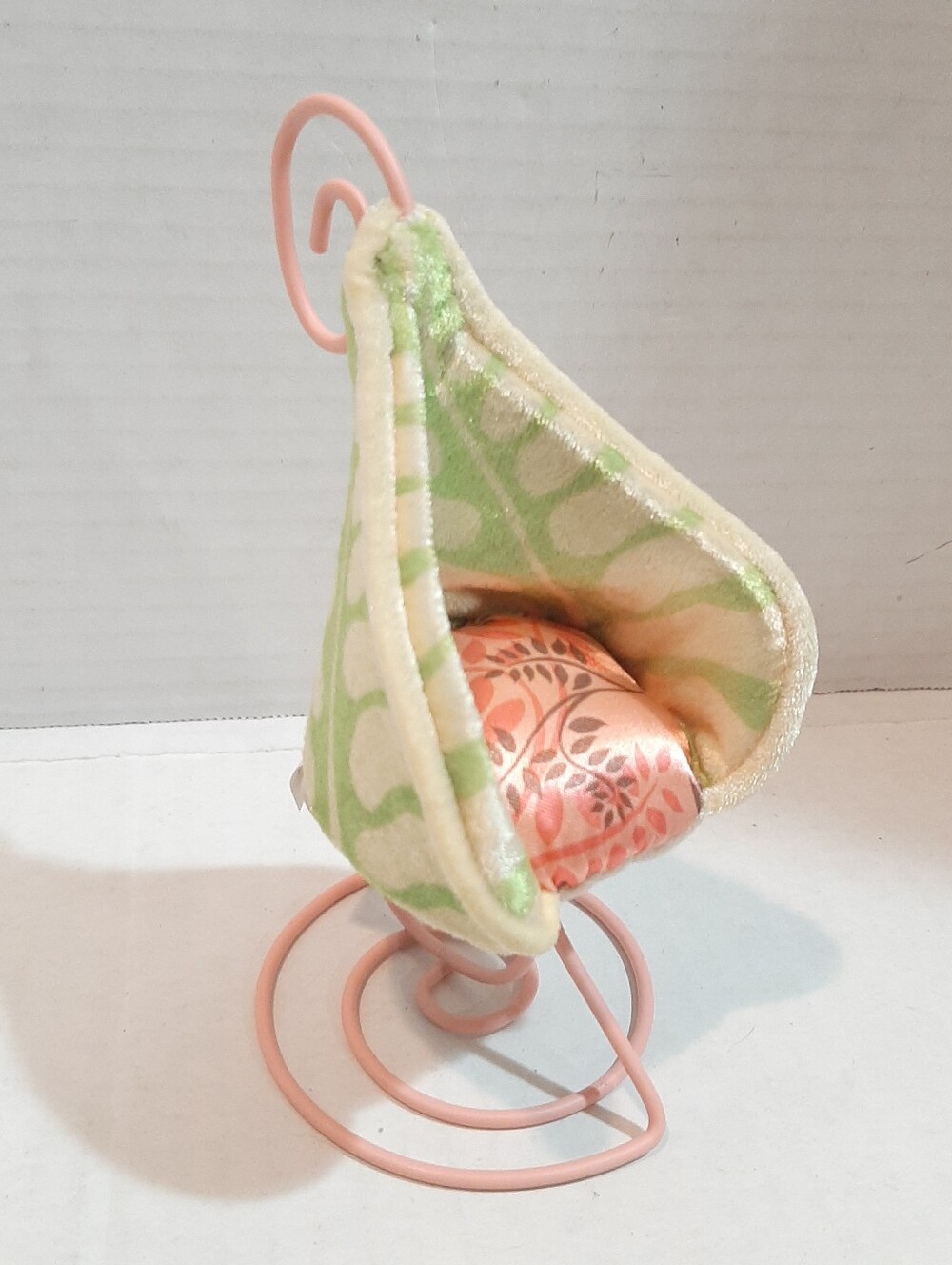 Trixieville small leaf-shaped hanging chair by Manhattan Toy